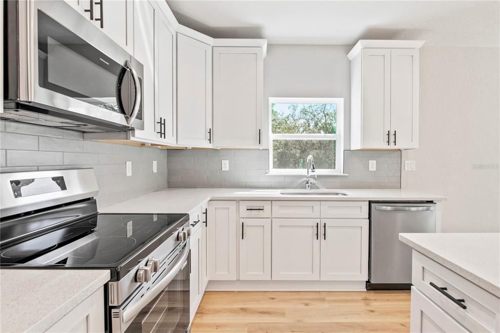 На продажу: $349,900 (4 спален, 2 ванн, 1871 Квадратных фут)