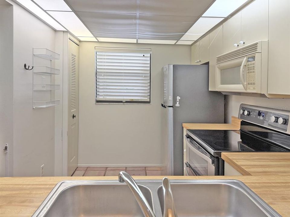 For Sale: $140,000 (2 beds, 2 baths, 940 Square Feet)