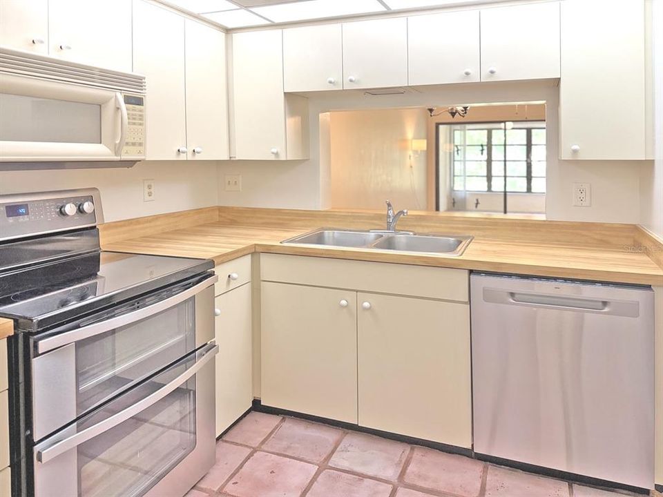 For Sale: $140,000 (2 beds, 2 baths, 940 Square Feet)