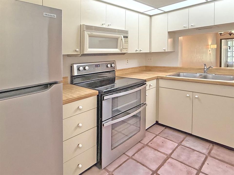 For Sale: $140,000 (2 beds, 2 baths, 940 Square Feet)