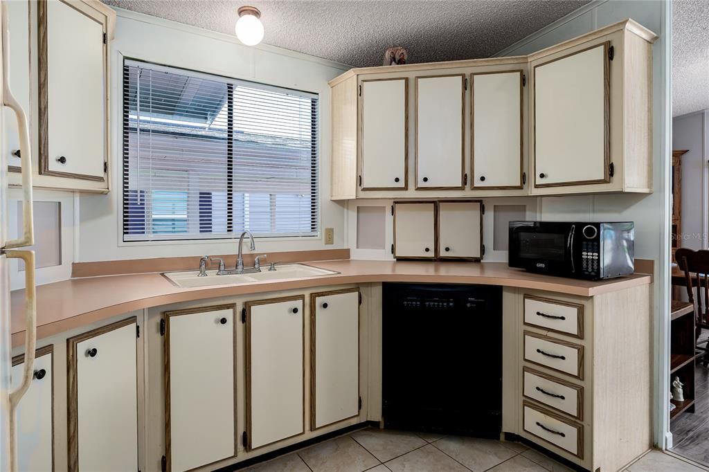 На продажу: $175,000 (2 спален, 2 ванн, 1100 Квадратных фут)
