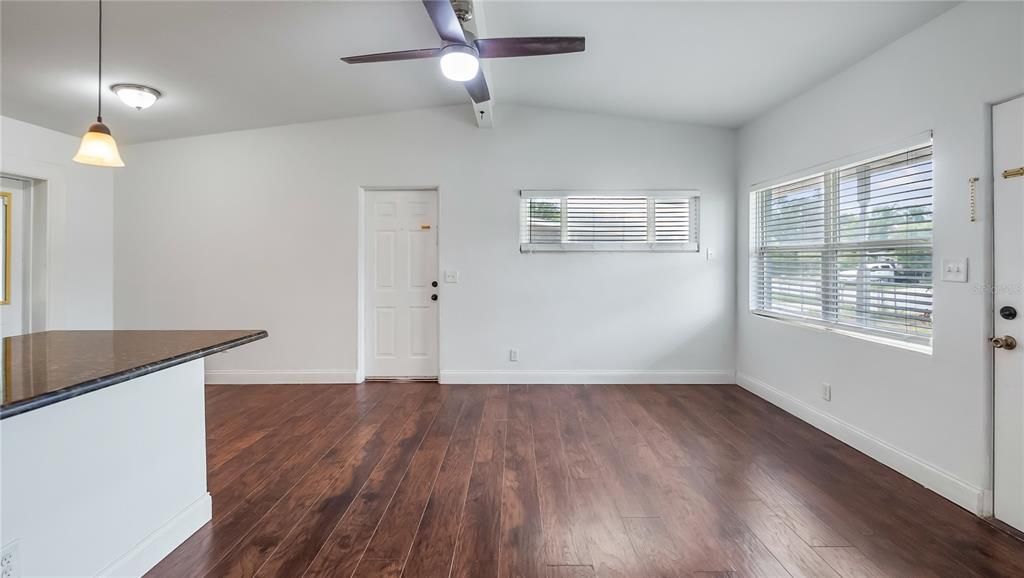 For Sale: $240,000 (3 beds, 1 baths, 892 Square Feet)