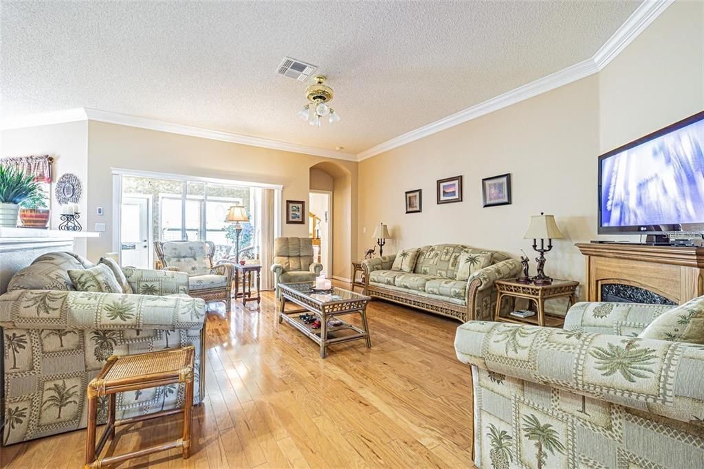 En Venta: $355,900 (2 camas, 2 baños, 1555 Pies cuadrados)