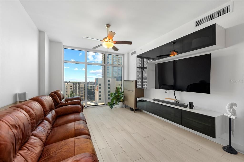 For Sale: $375,000 (2 beds, 1 baths, 1050 Square Feet)