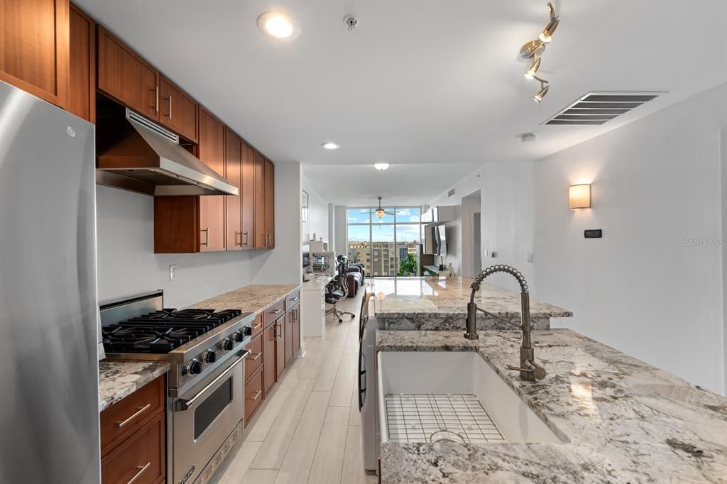 For Sale: $375,000 (2 beds, 1 baths, 1050 Square Feet)