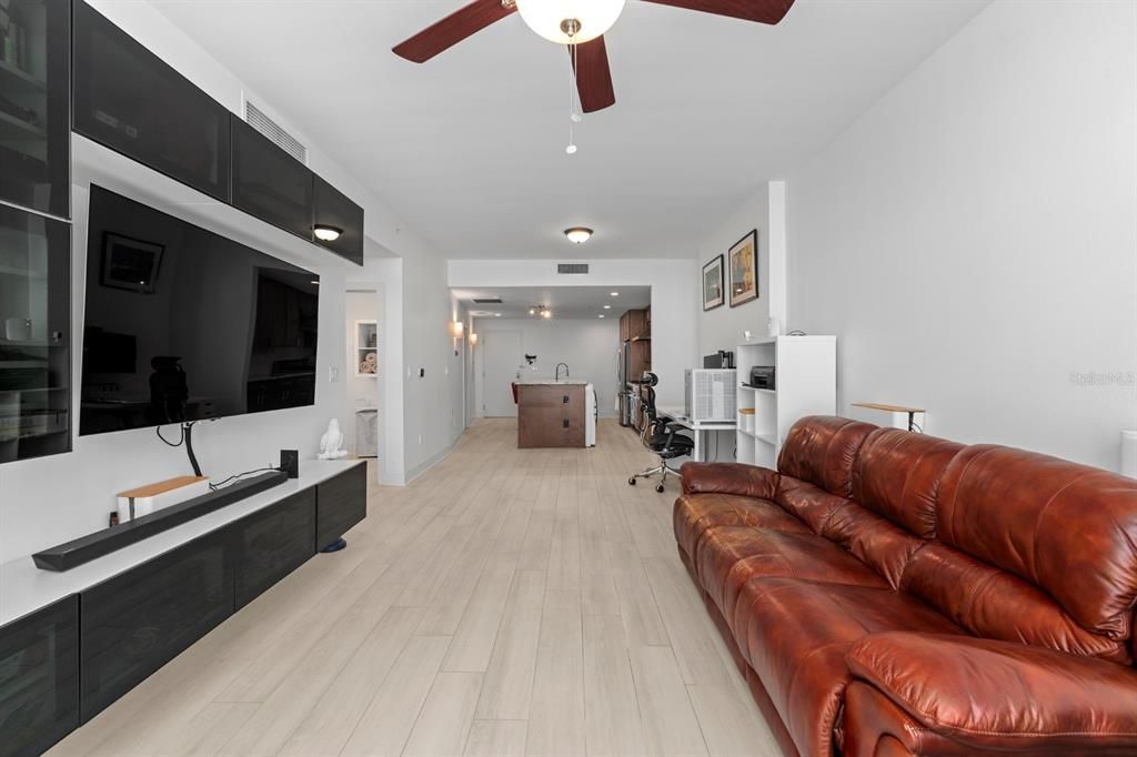 For Sale: $375,000 (2 beds, 1 baths, 1050 Square Feet)