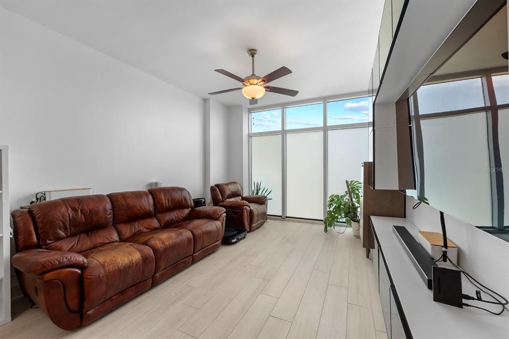 For Sale: $375,000 (2 beds, 1 baths, 1050 Square Feet)