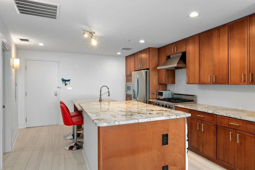 For Sale: $375,000 (2 beds, 1 baths, 1050 Square Feet)