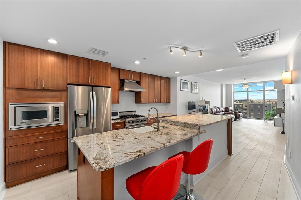 For Sale: $375,000 (2 beds, 1 baths, 1050 Square Feet)