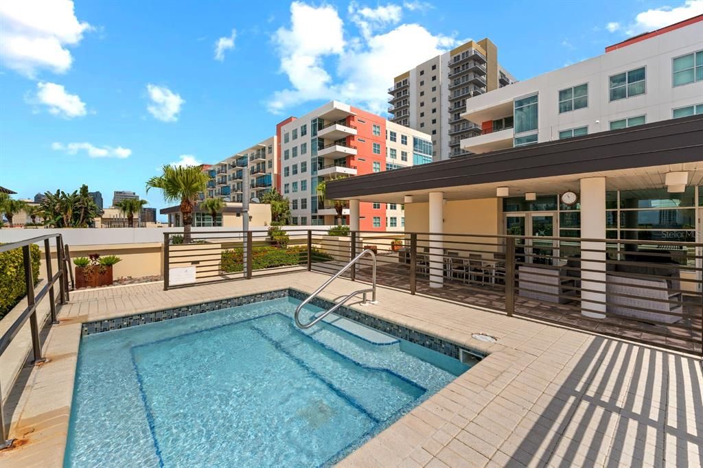 For Sale: $375,000 (2 beds, 1 baths, 1050 Square Feet)