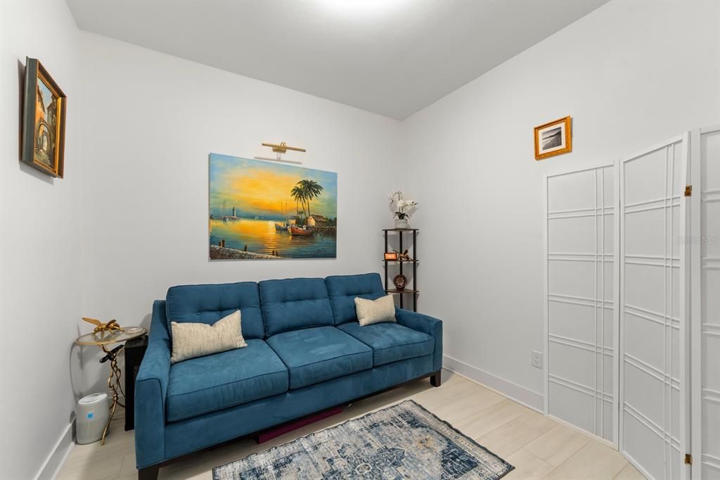 For Sale: $375,000 (2 beds, 1 baths, 1050 Square Feet)