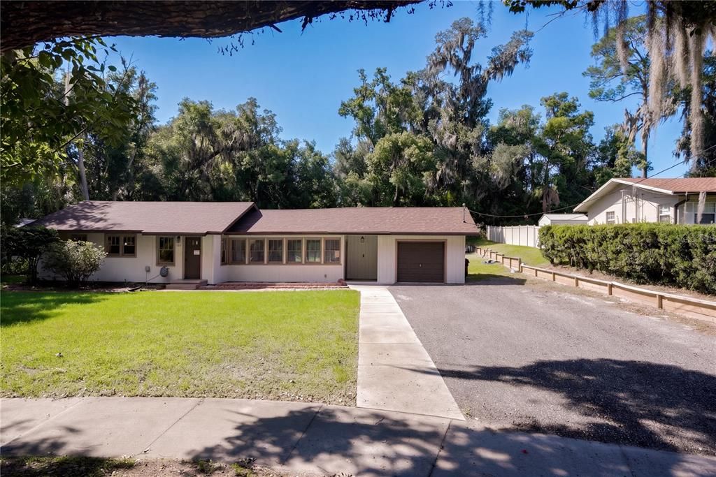 For Sale: $285,000 (2 beds, 1 baths, 1114 Square Feet)