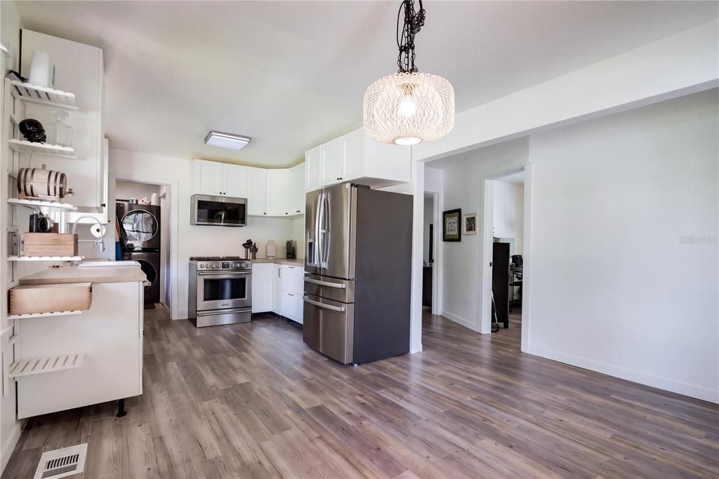 For Sale: $285,000 (2 beds, 1 baths, 1114 Square Feet)