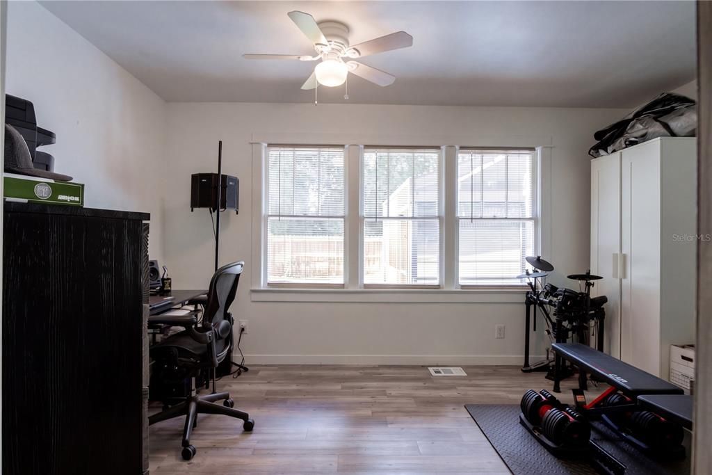 For Sale: $285,000 (2 beds, 1 baths, 1114 Square Feet)