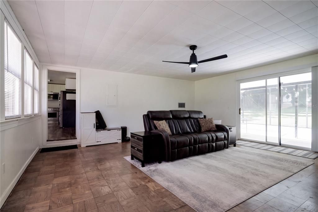 For Sale: $285,000 (2 beds, 1 baths, 1114 Square Feet)
