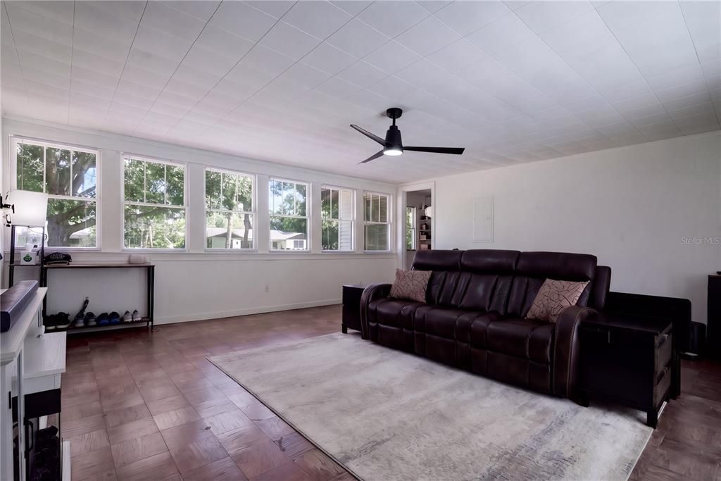 For Sale: $285,000 (2 beds, 1 baths, 1114 Square Feet)