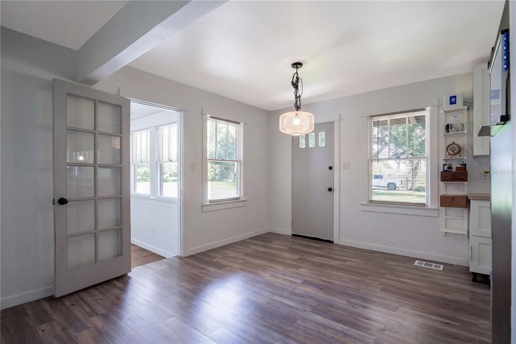 For Sale: $285,000 (2 beds, 1 baths, 1114 Square Feet)