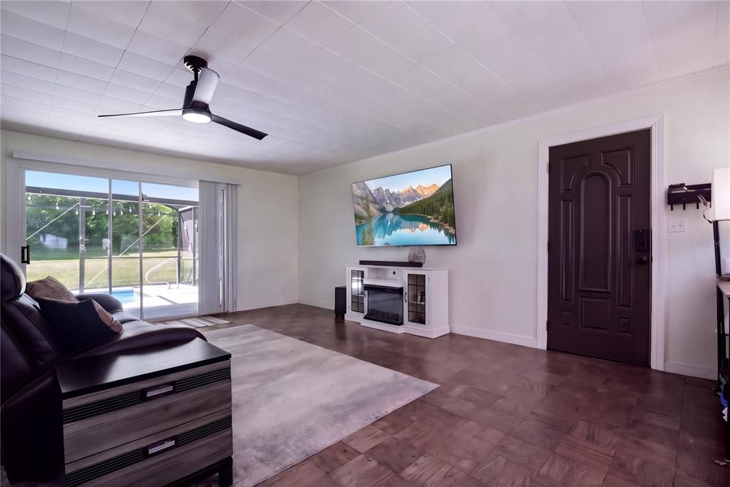 For Sale: $285,000 (2 beds, 1 baths, 1114 Square Feet)