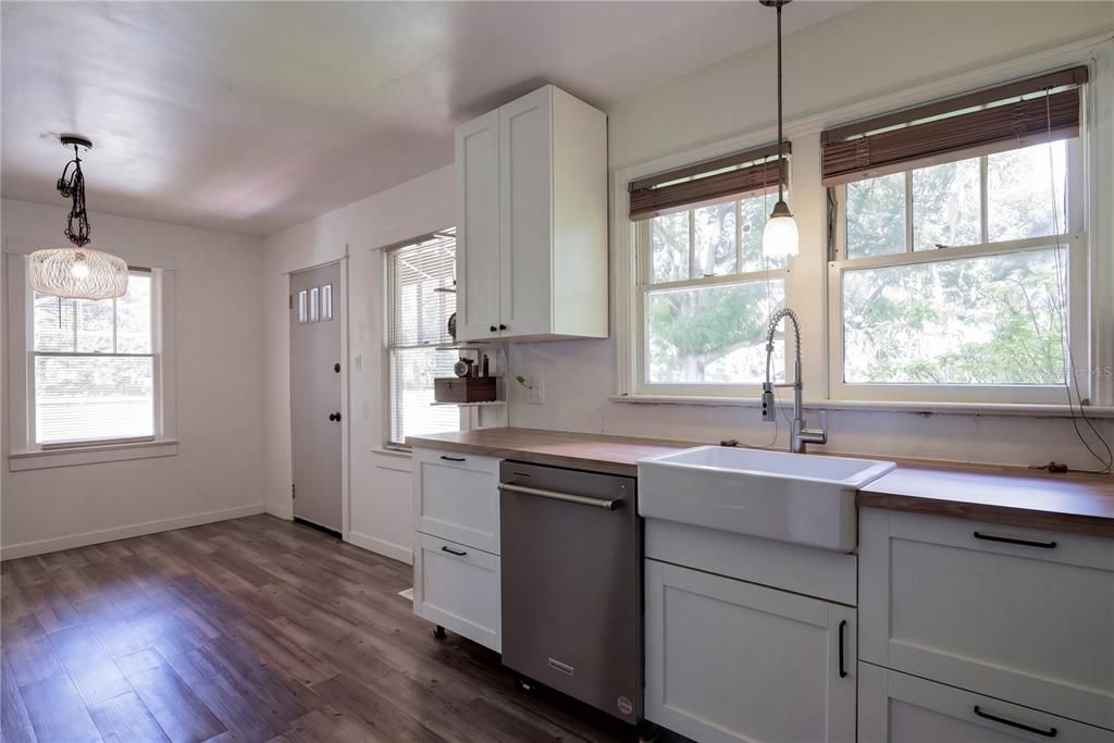 For Sale: $285,000 (2 beds, 1 baths, 1114 Square Feet)