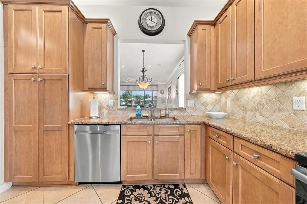 На продажу: $349,999 (3 спален, 2 ванн, 1868 Квадратных фут)