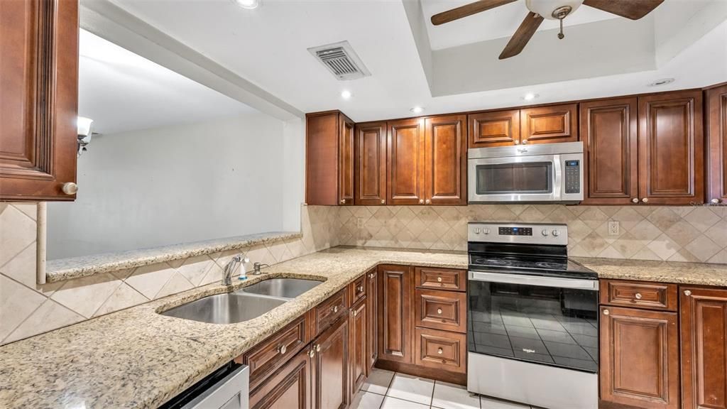 На продажу: $179,999 (2 спален, 1 ванн, 1121 Квадратных фут)