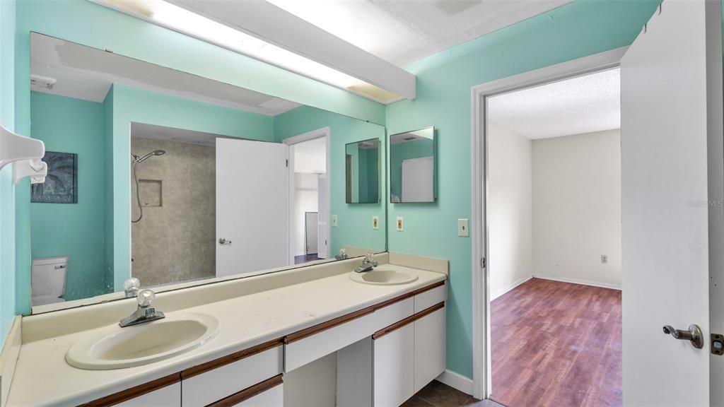 На продажу: $179,999 (2 спален, 1 ванн, 1121 Квадратных фут)