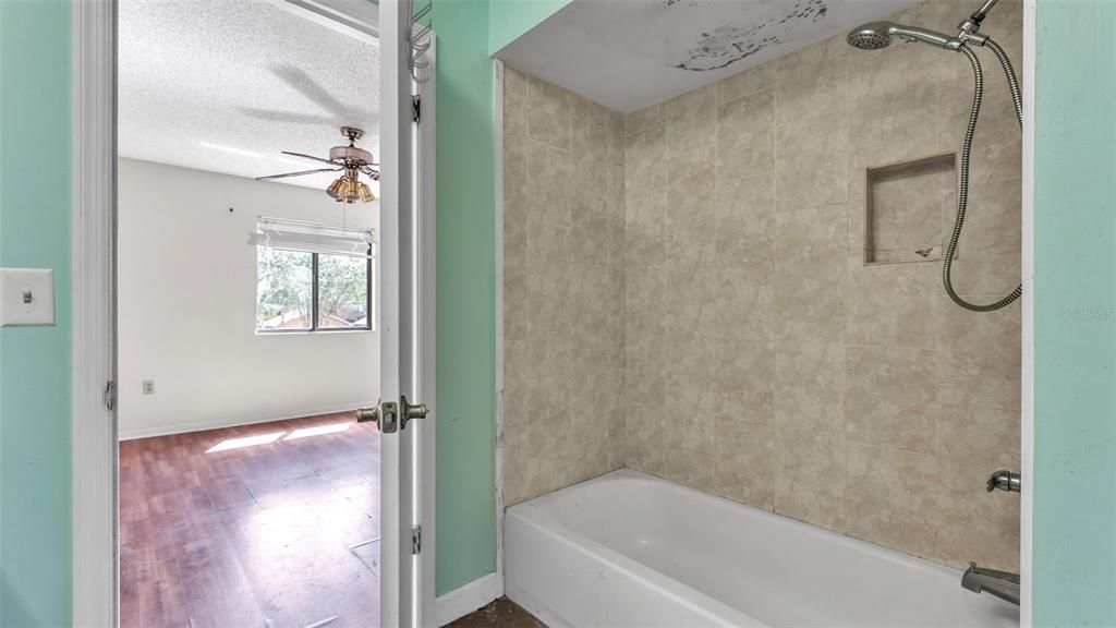 На продажу: $179,999 (2 спален, 1 ванн, 1121 Квадратных фут)