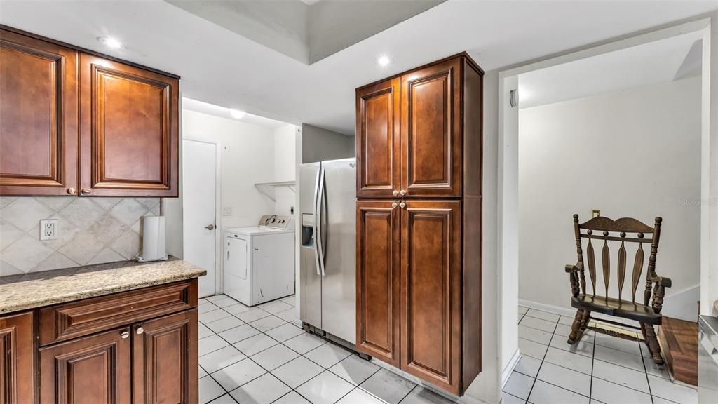 На продажу: $179,999 (2 спален, 1 ванн, 1121 Квадратных фут)