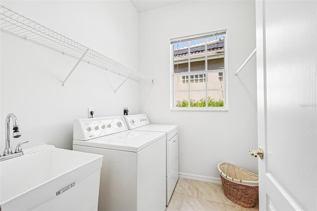 En Venta: $699,900 (3 camas, 3 baños, 2593 Pies cuadrados)