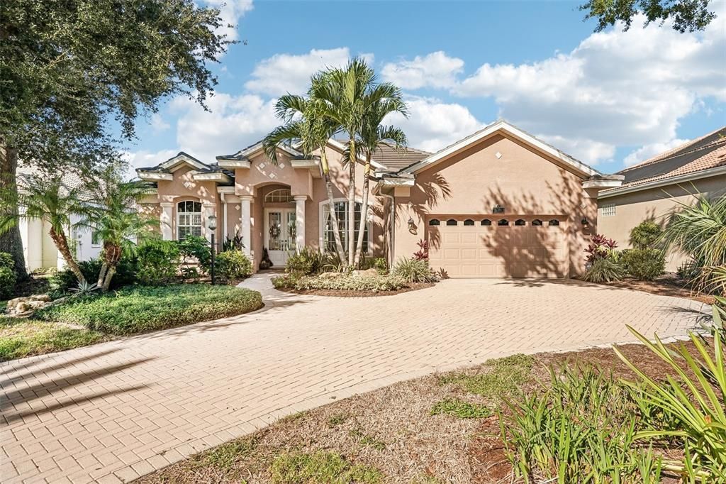 En Venta: $699,900 (3 camas, 3 baños, 2593 Pies cuadrados)