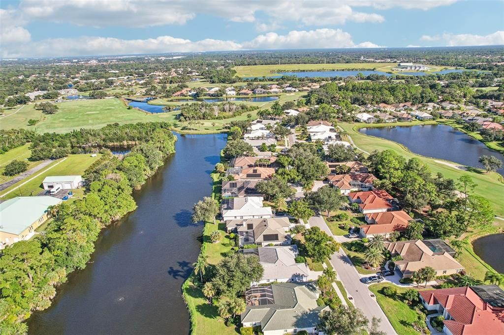 En Venta: $699,900 (3 camas, 3 baños, 2593 Pies cuadrados)