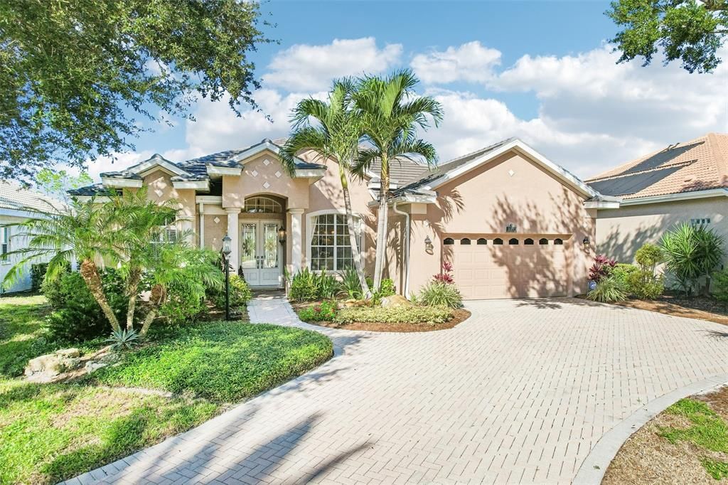 En Venta: $699,900 (3 camas, 3 baños, 2593 Pies cuadrados)