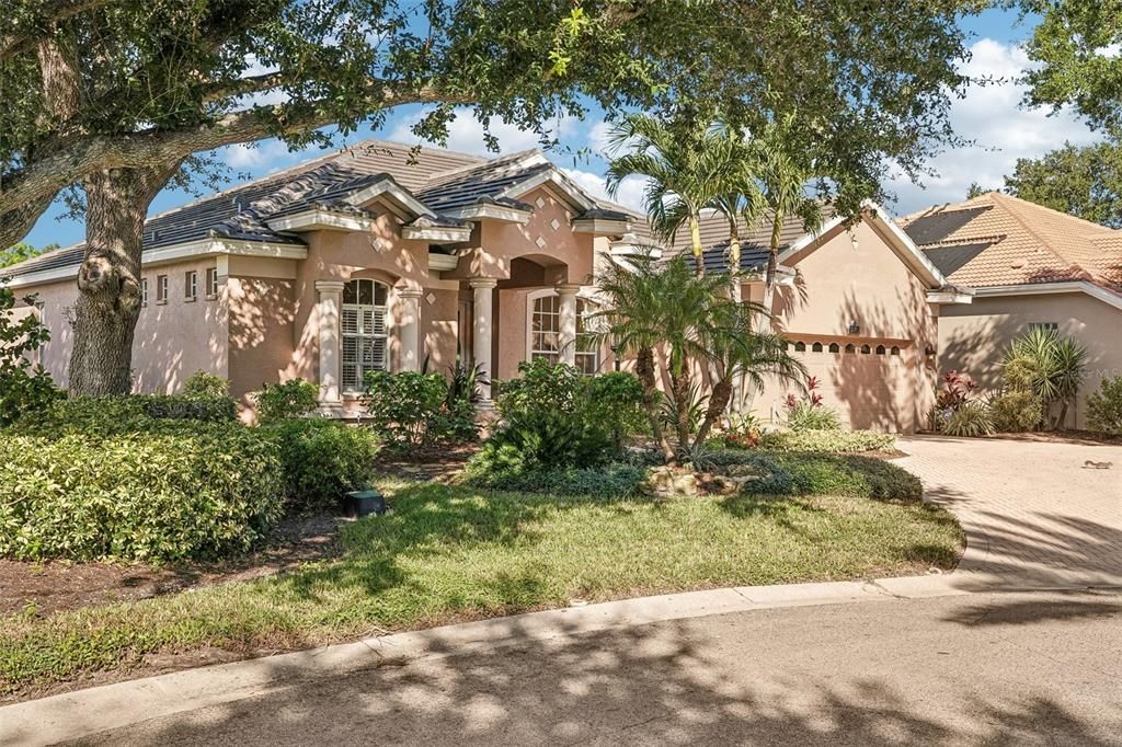 En Venta: $699,900 (3 camas, 3 baños, 2593 Pies cuadrados)