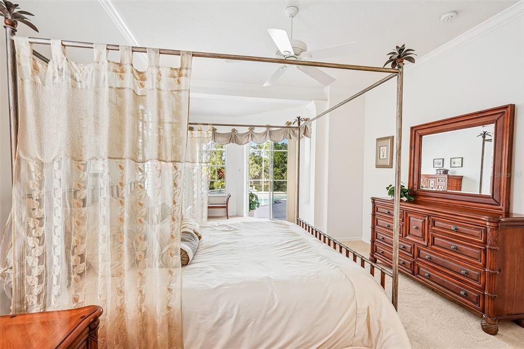 En Venta: $699,900 (3 camas, 3 baños, 2593 Pies cuadrados)