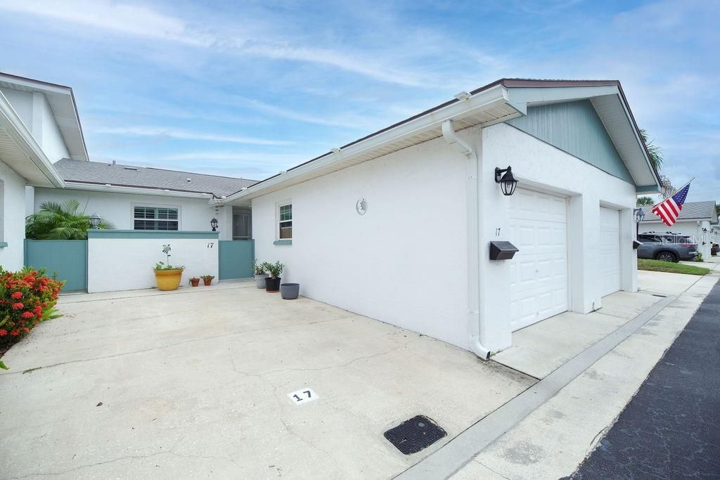 For Sale: $325,000 (2 beds, 2 baths, 1196 Square Feet)
