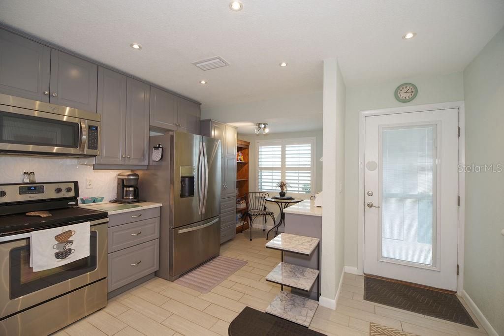 For Sale: $325,000 (2 beds, 2 baths, 1196 Square Feet)