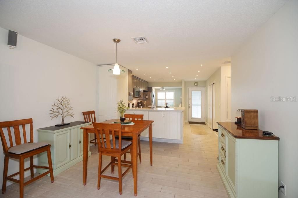 For Sale: $325,000 (2 beds, 2 baths, 1196 Square Feet)