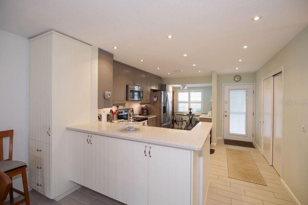 For Sale: $325,000 (2 beds, 2 baths, 1196 Square Feet)