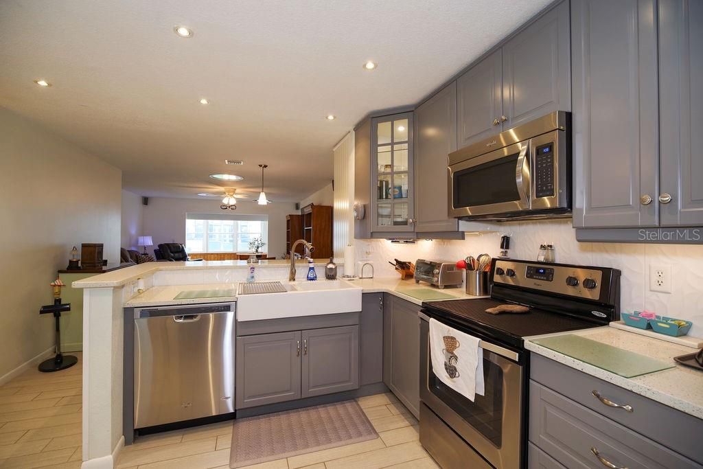 For Sale: $325,000 (2 beds, 2 baths, 1196 Square Feet)