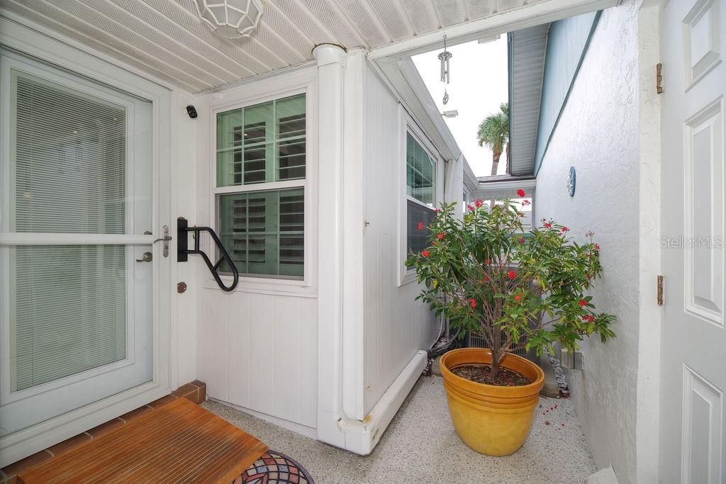 For Sale: $325,000 (2 beds, 2 baths, 1196 Square Feet)
