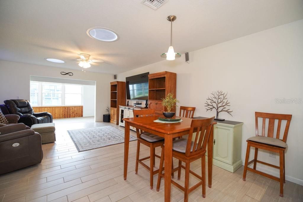 For Sale: $325,000 (2 beds, 2 baths, 1196 Square Feet)