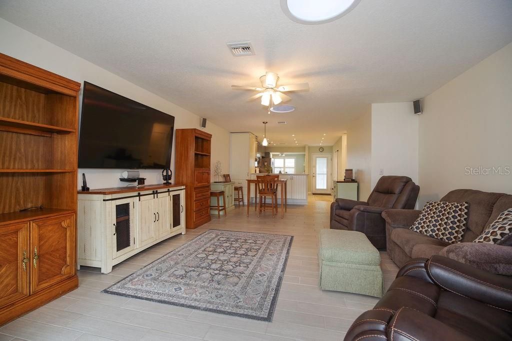 For Sale: $325,000 (2 beds, 2 baths, 1196 Square Feet)