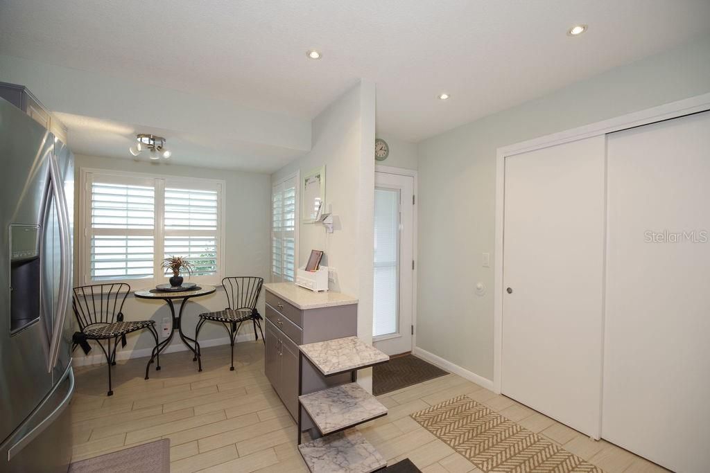 For Sale: $325,000 (2 beds, 2 baths, 1196 Square Feet)