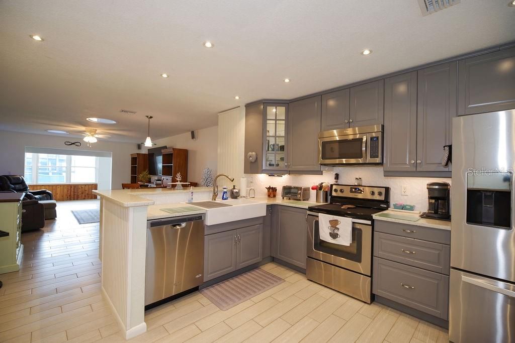 For Sale: $325,000 (2 beds, 2 baths, 1196 Square Feet)
