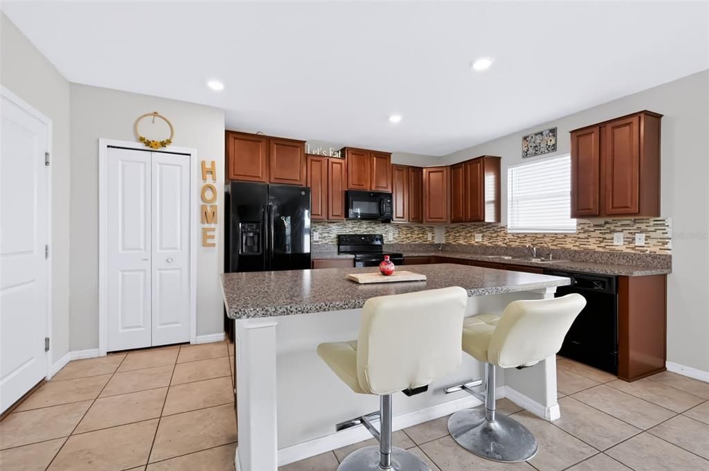 En Venta: $345,000 (4 camas, 2 baños, 2599 Pies cuadrados)