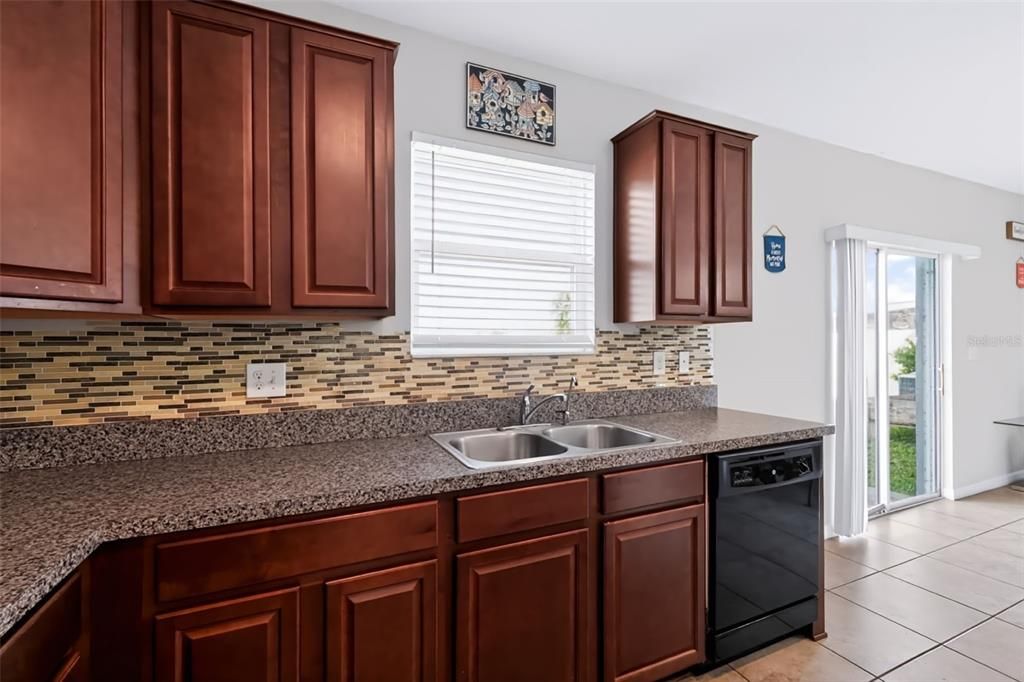 En Venta: $345,000 (4 camas, 2 baños, 2599 Pies cuadrados)