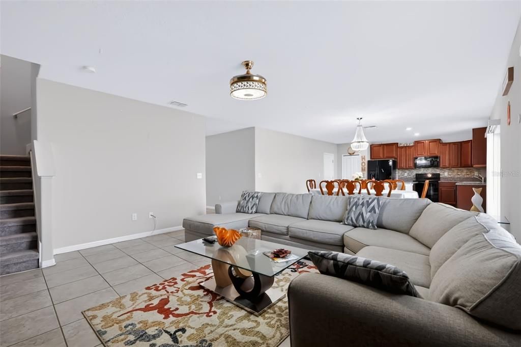 En Venta: $345,000 (4 camas, 2 baños, 2599 Pies cuadrados)