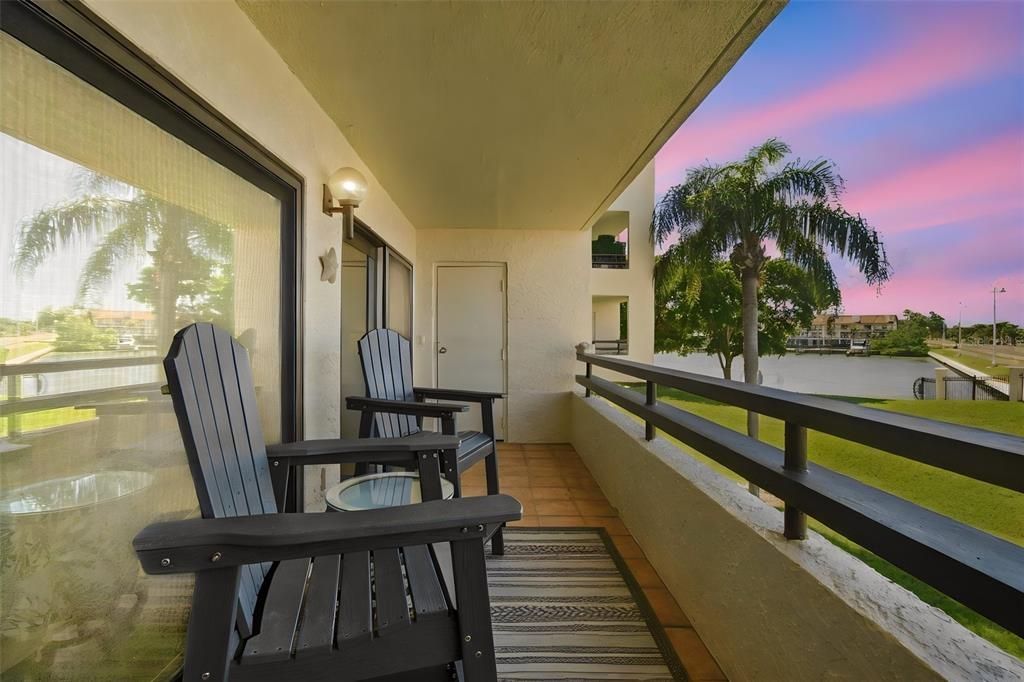 For Sale: $425,000 (2 beds, 2 baths, 1040 Square Feet)