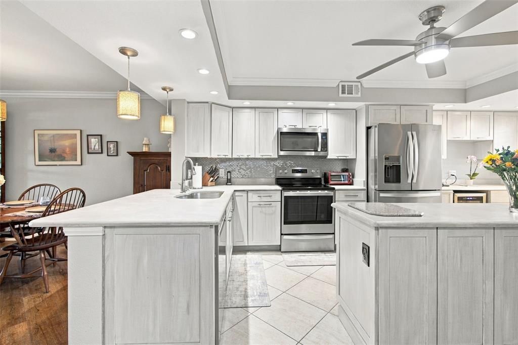For Sale: $425,000 (2 beds, 2 baths, 1040 Square Feet)