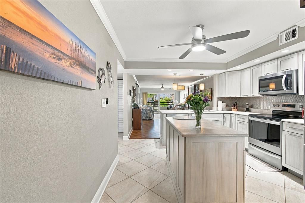 For Sale: $425,000 (2 beds, 2 baths, 1040 Square Feet)